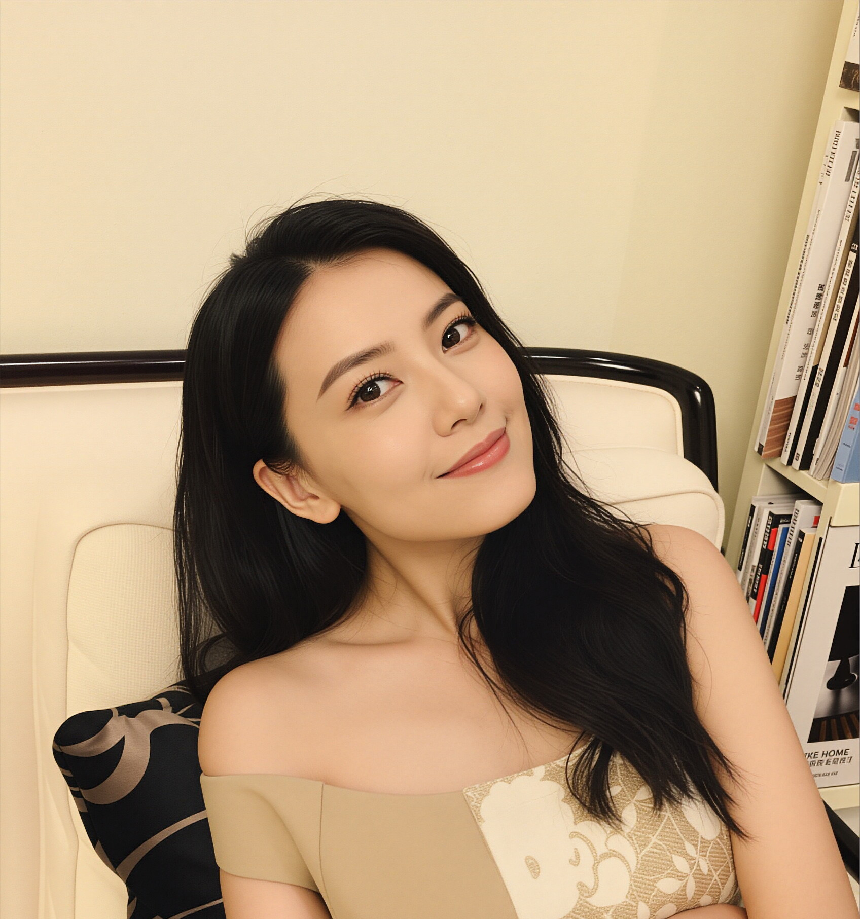 高圆圆 真的太有氛围感了✨ 一头乌黑长发慵懒披肩，露肩穿搭衬得气质温婉又明艳，浅