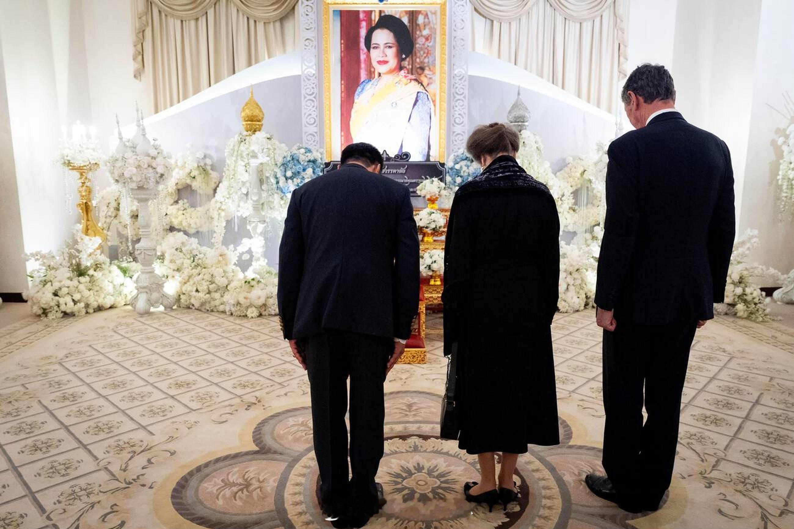 英国王室  今天安妮长公主和蒂莫西劳伦斯爵士在泰国曼谷与泰国总理陈锡尧向已故的泰