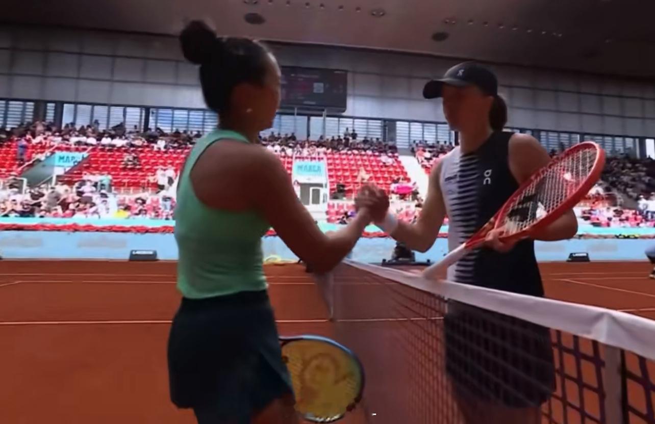 斯瓦泰克6-7/6-2/0-3落后李吉妮时，因伤退赛，哭着离场了止步马德里第三轮