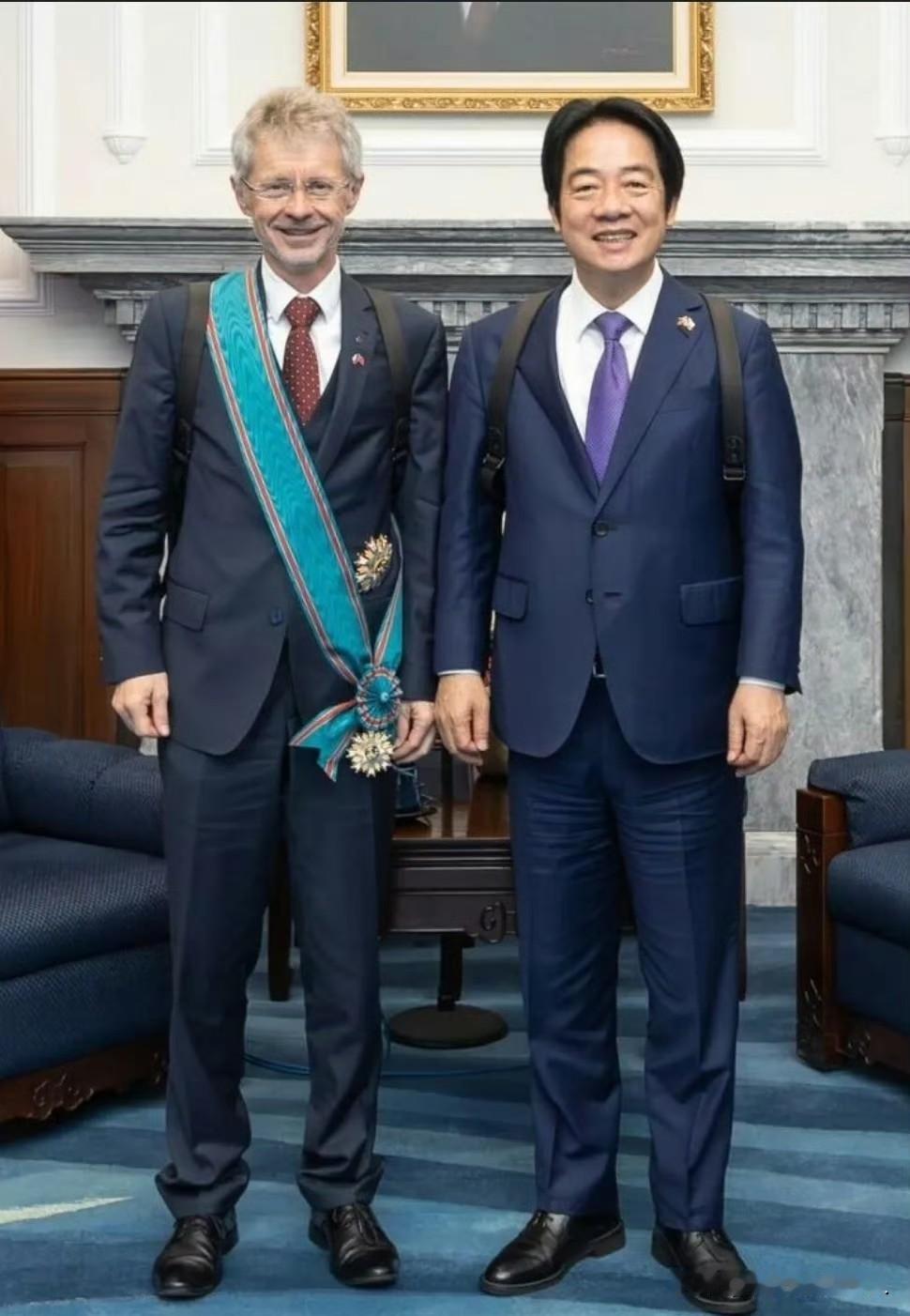 擦！
这个捷克参议长被【赖蛤蟆】忽悠的一愣一愣的？脖子上也不知送了一个什么玩意？