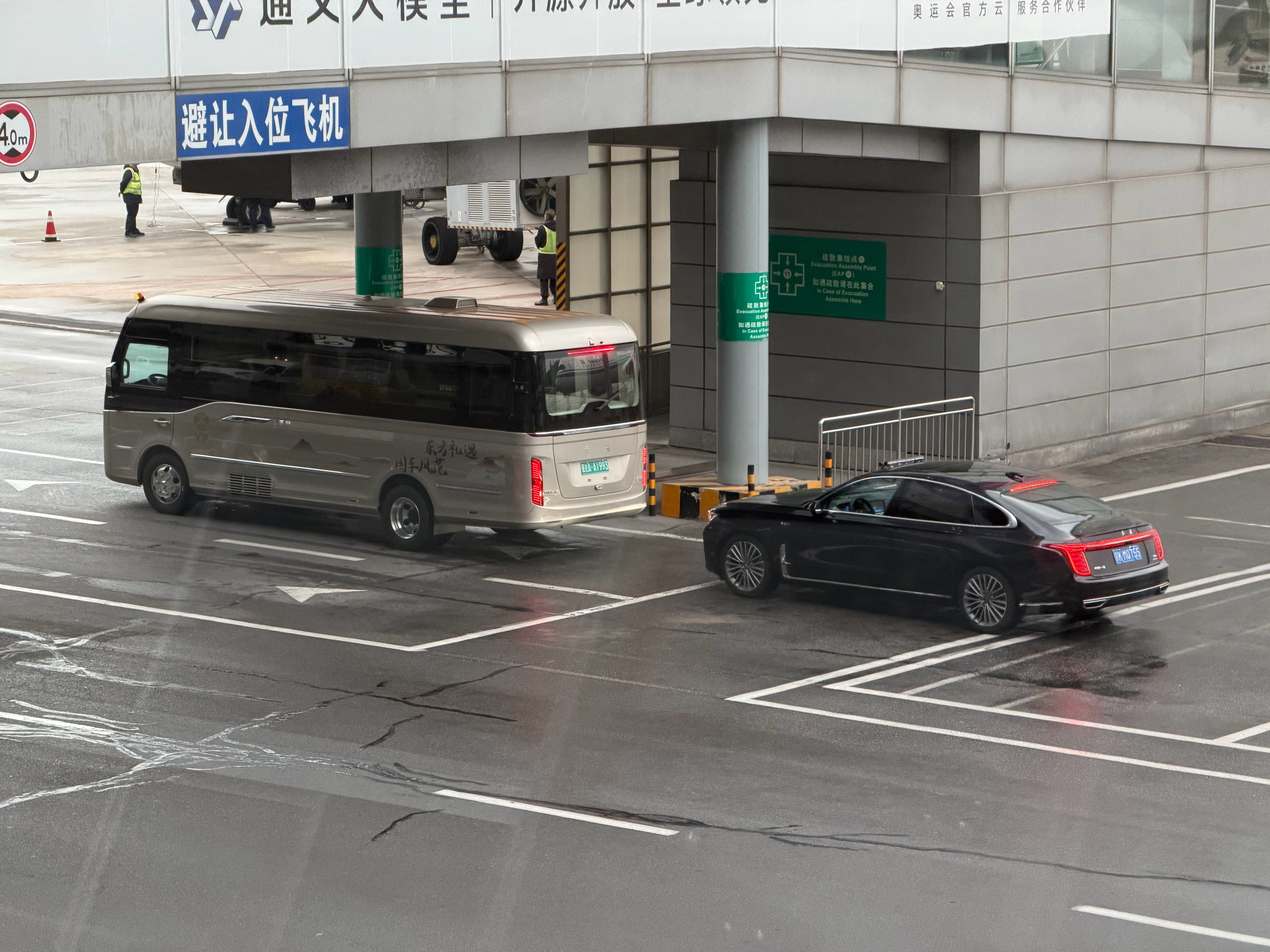 首都机场要客摆渡车，红旗国悦+H9，这得是什么级别能坐这个啊  ​​​