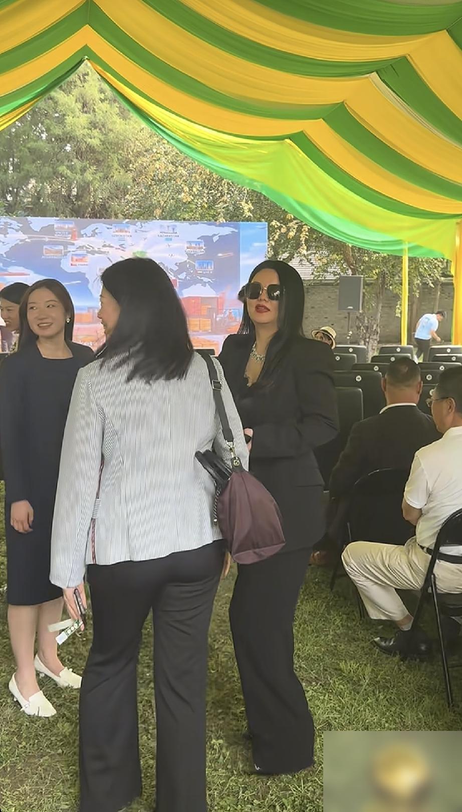 近日，李湘与王诗龄一组母女同框画面流出，外形和穿搭一下成了焦点。
我看这事最值得