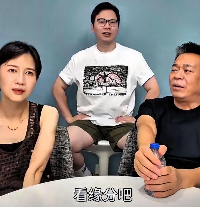 papi酱的镜头对着他。孙浩往后靠了靠椅子。苦笑了一下。

“从翻红到今天，真没
