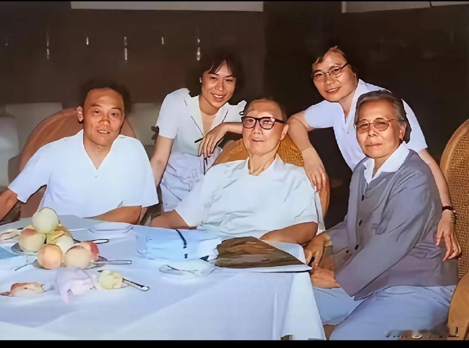 40年前的聂帅一家，女儿女婿外孙女，聂帅为国防科学做出巨大贡献，两弹一星的大功赫