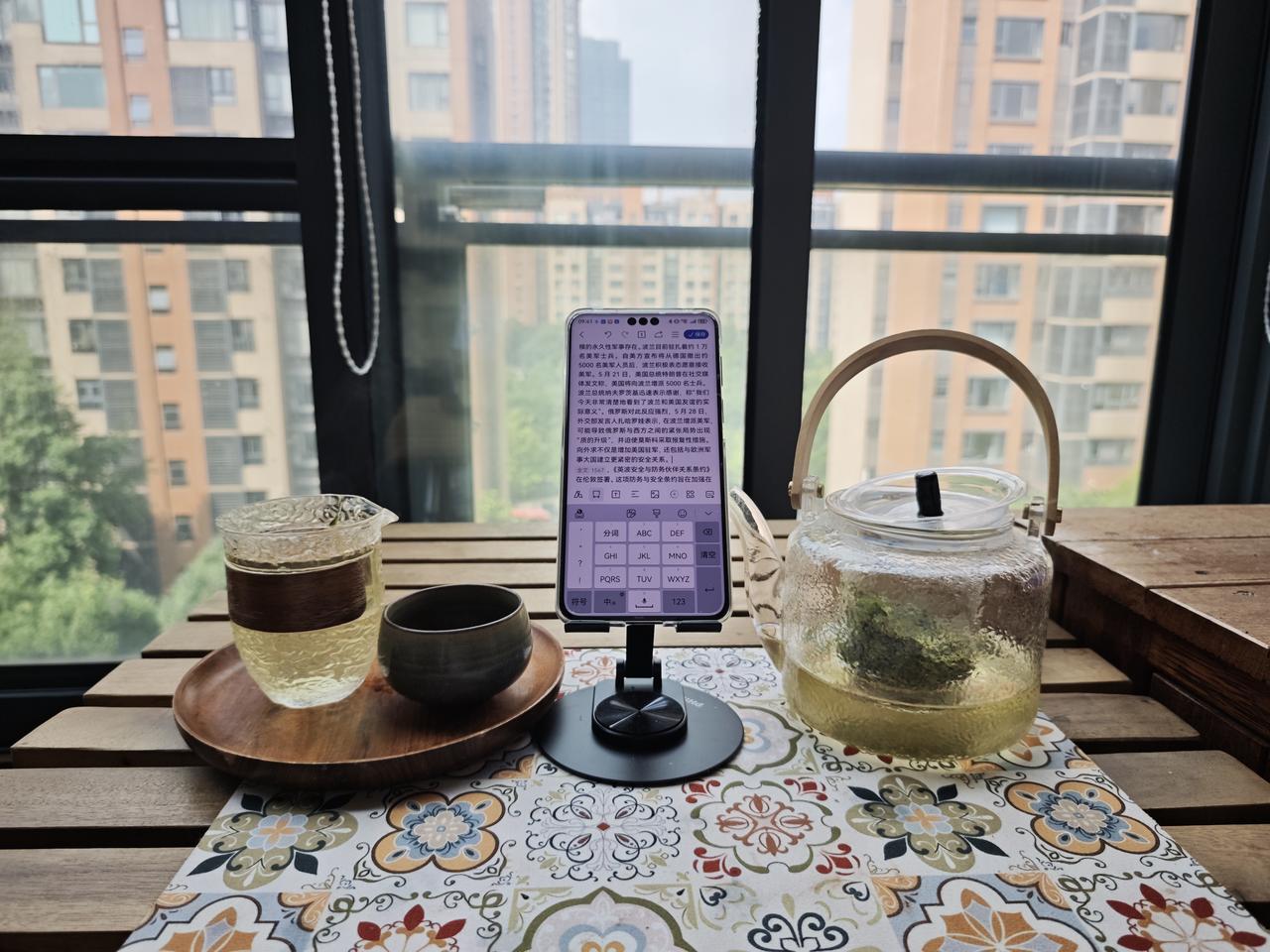 今天是六一，远处隐隐传来锣鼓声，几百米外有个小学，看来是在举行庆祝活动。
昨天儿