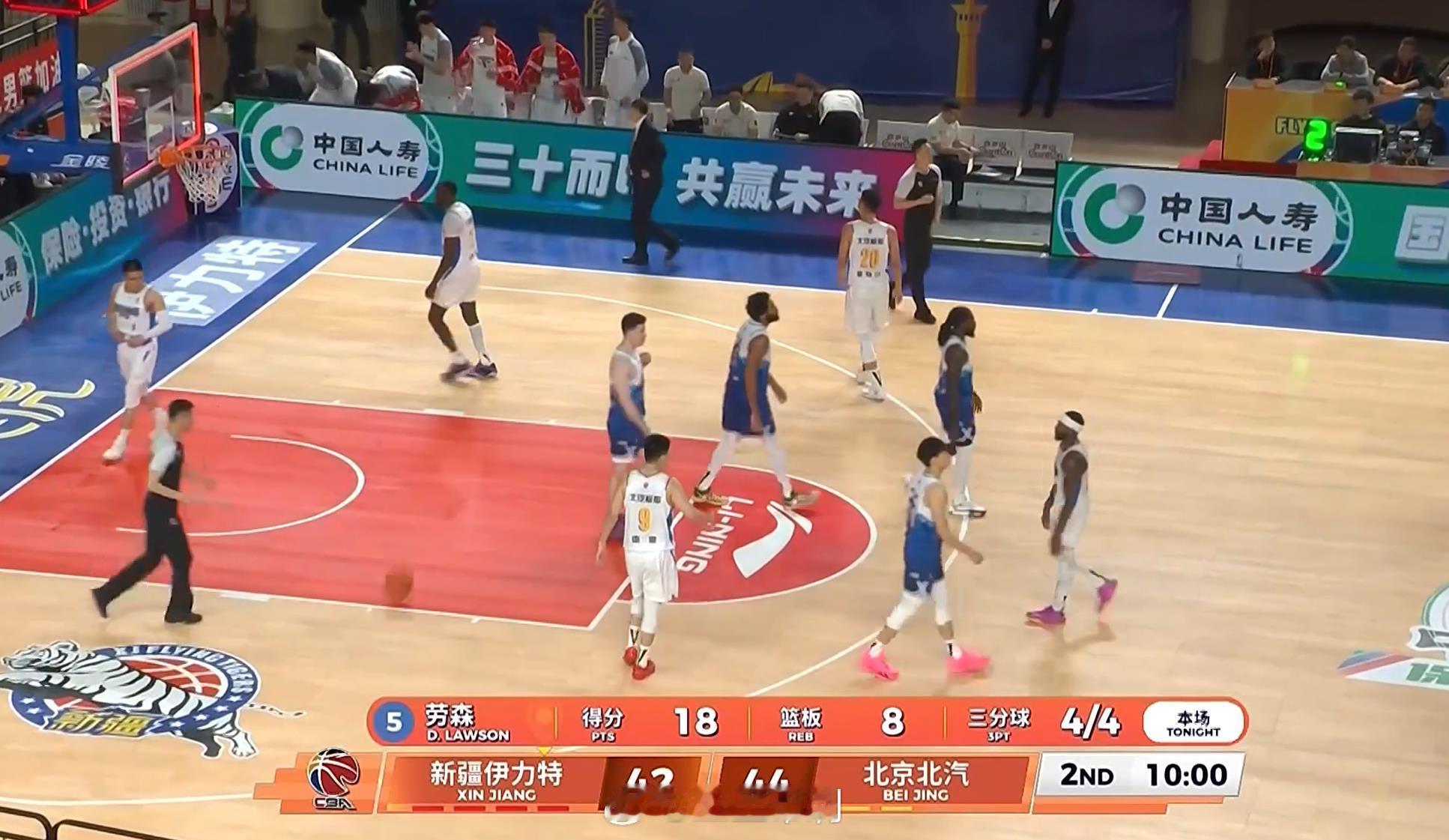 新疆男篮vs北京男篮 新疆上半场三分球17中9，劳森4中4，首钢一度12中2，最