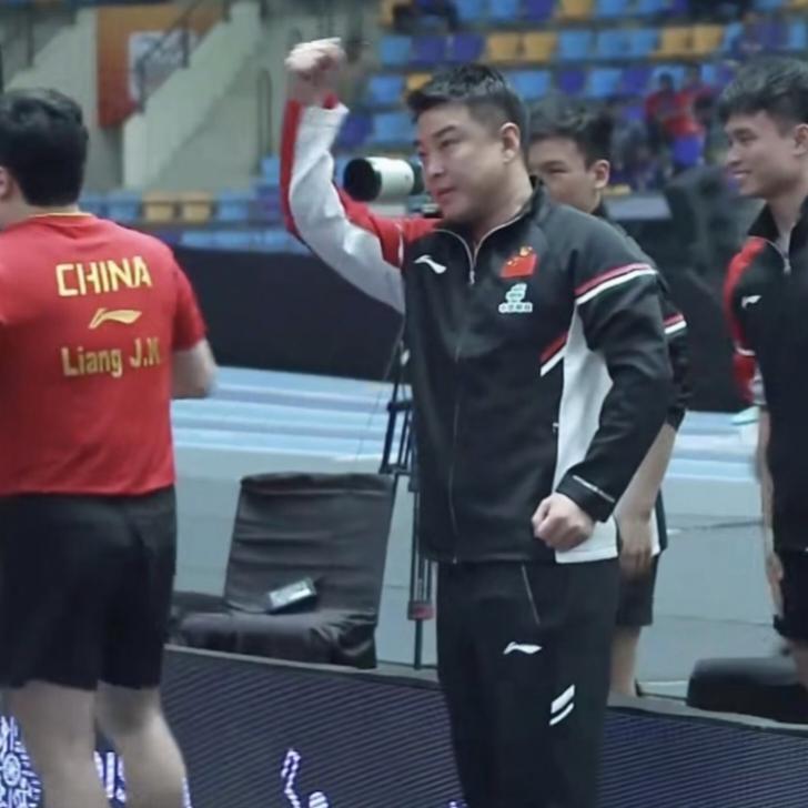 0-2落后吓出王皓“包公脸”？国乒3-2逆转日本太刺激

昨晚的男团比赛，王皓脸