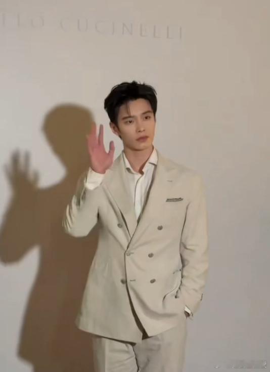 哇塞，陆柯燃和何与在活动候场区热聊被曝光啦！这俩人咋就认识了呢？今天两人造型穿搭