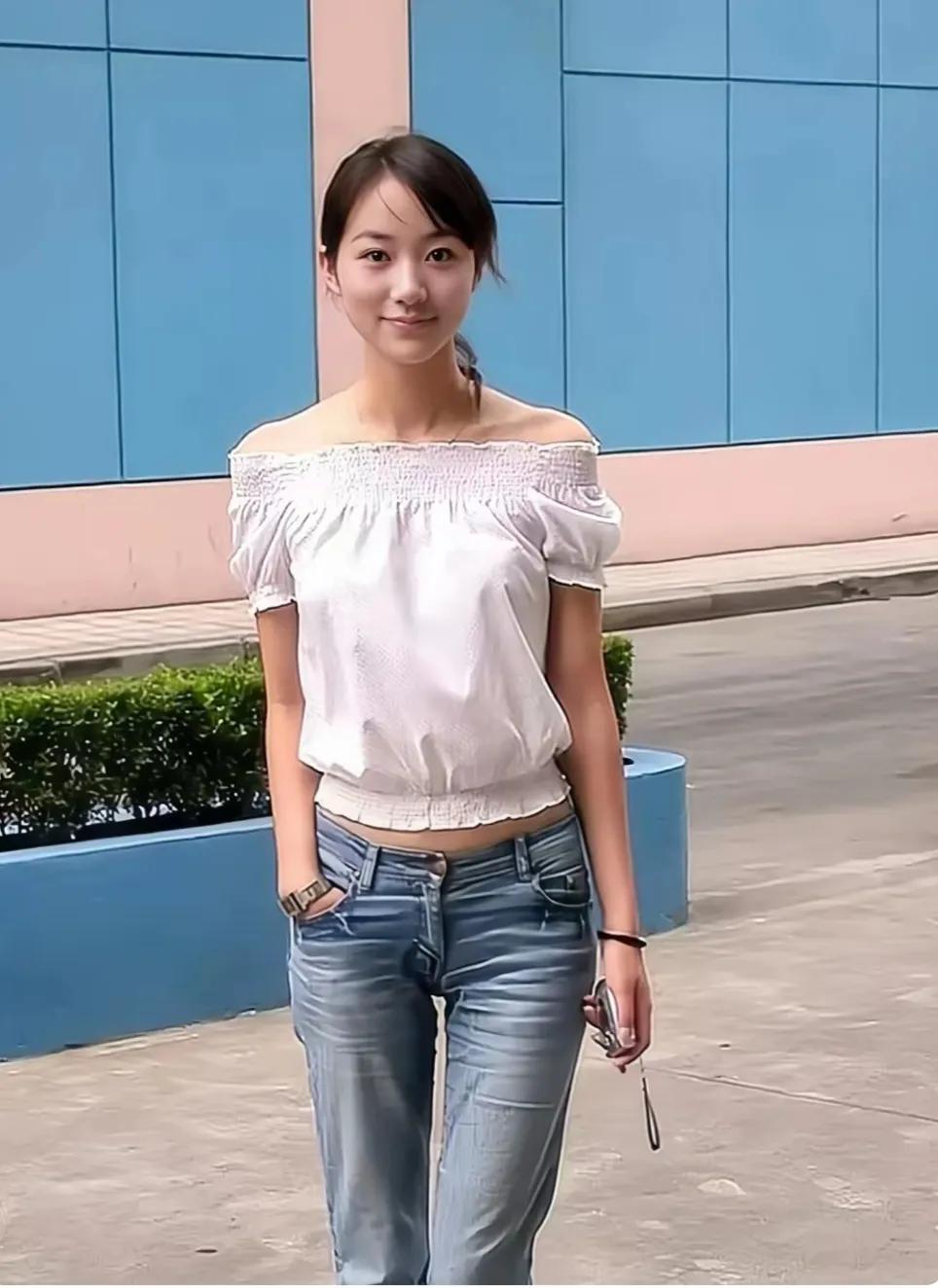 好美的脸蛋，这笑容真甜！
大大的眼睛，高挺的鼻梁，迷人的嘴唇，加上甜美的笑容，真