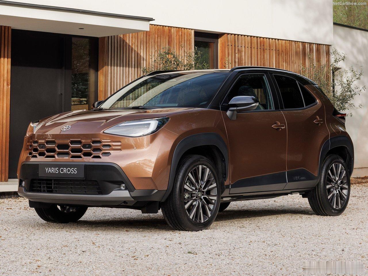 丰田Yaris Cross进行了一次小改款，新中网、新头灯增加了一些新鲜感，车内