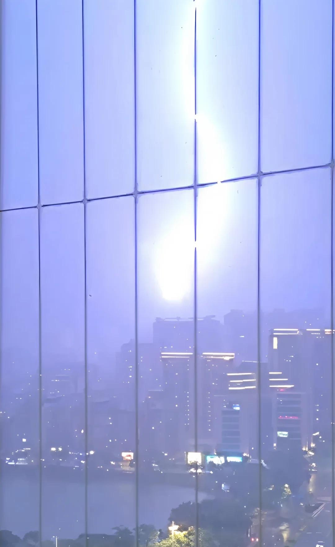 厦门大！大！大暴雨！！！
6月24日晚，厦门局地强对流迅速发展。
从雷达图上（图
