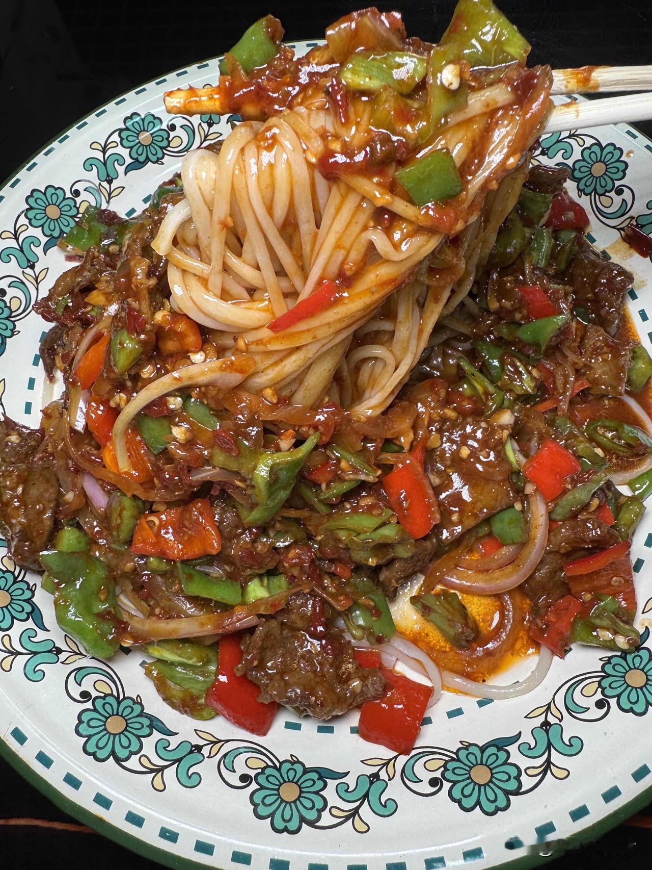 乌鲁木齐吃饭真的贵吗？对比内地差距一目了然

好多人天天吐槽乌鲁木齐吃饭物价高，