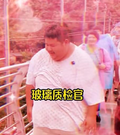343斤网红玻璃桥跳舞被催促赶紧走 体重343斤的网红“良子”前往杭州一景区登山