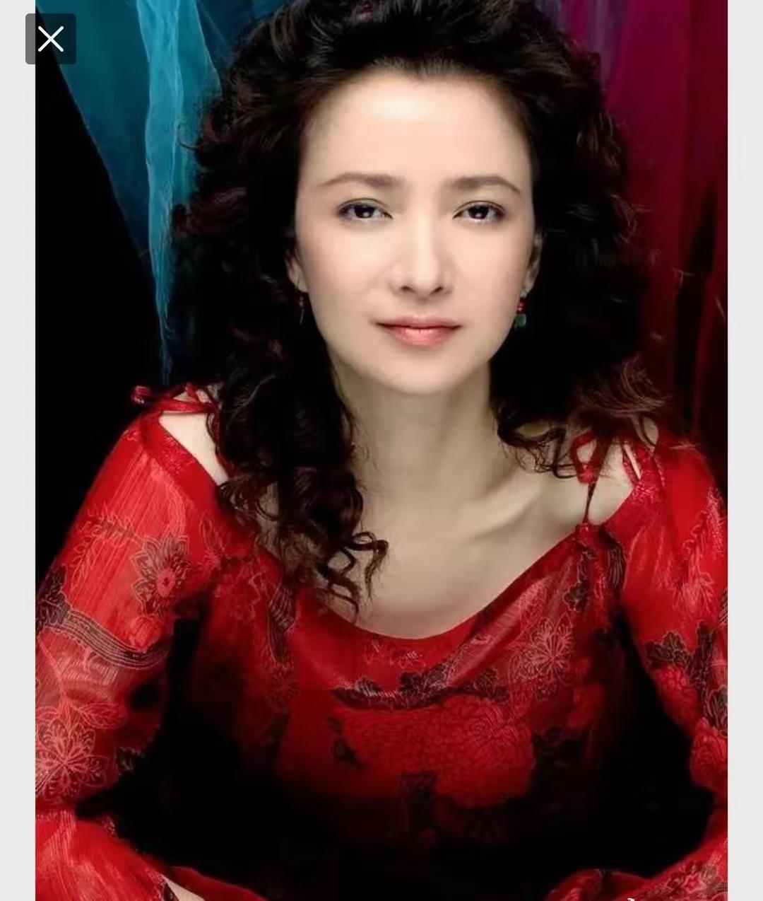 大美女何晴，这位永远带着优雅气质的大美女，今天（15日）举行追悼会，昨晚已经灵堂