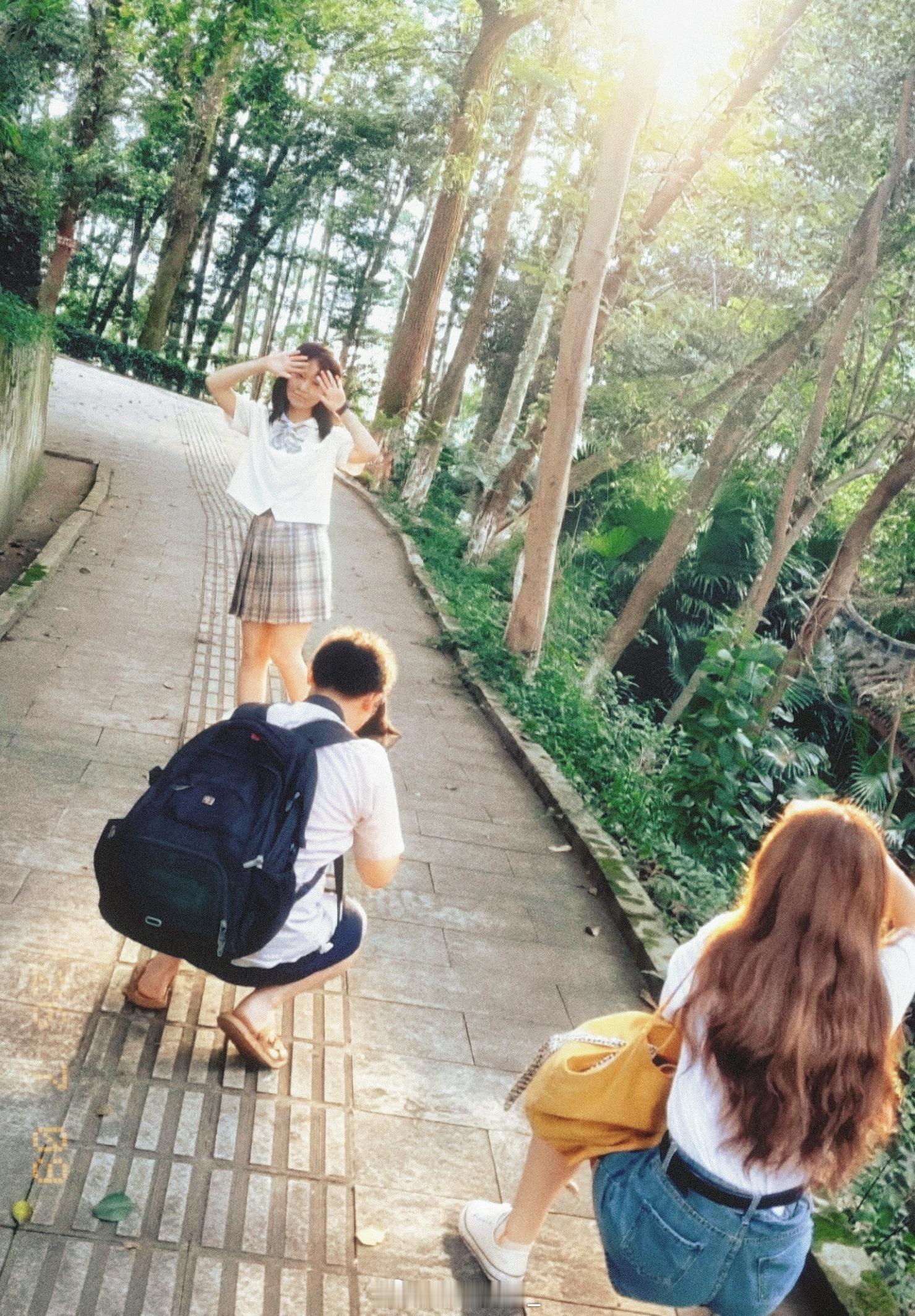 四川农业大学 比起精心修调的成片，我更偏爱这组拍照花絮。原来最好的画面从不是完美