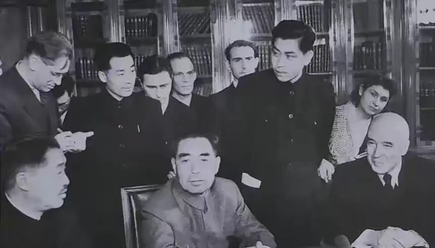 1957年1月9日，周总理，贺龙元帅等参观莫斯科大学，合影留念，永恒的回忆！ 