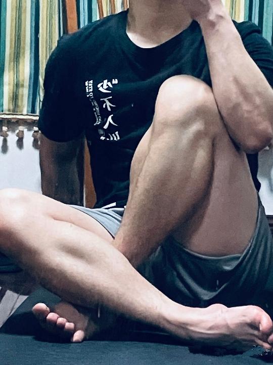 健身达人就是不一样，看着哪哪都大。腿太强了，可惜没露脸。