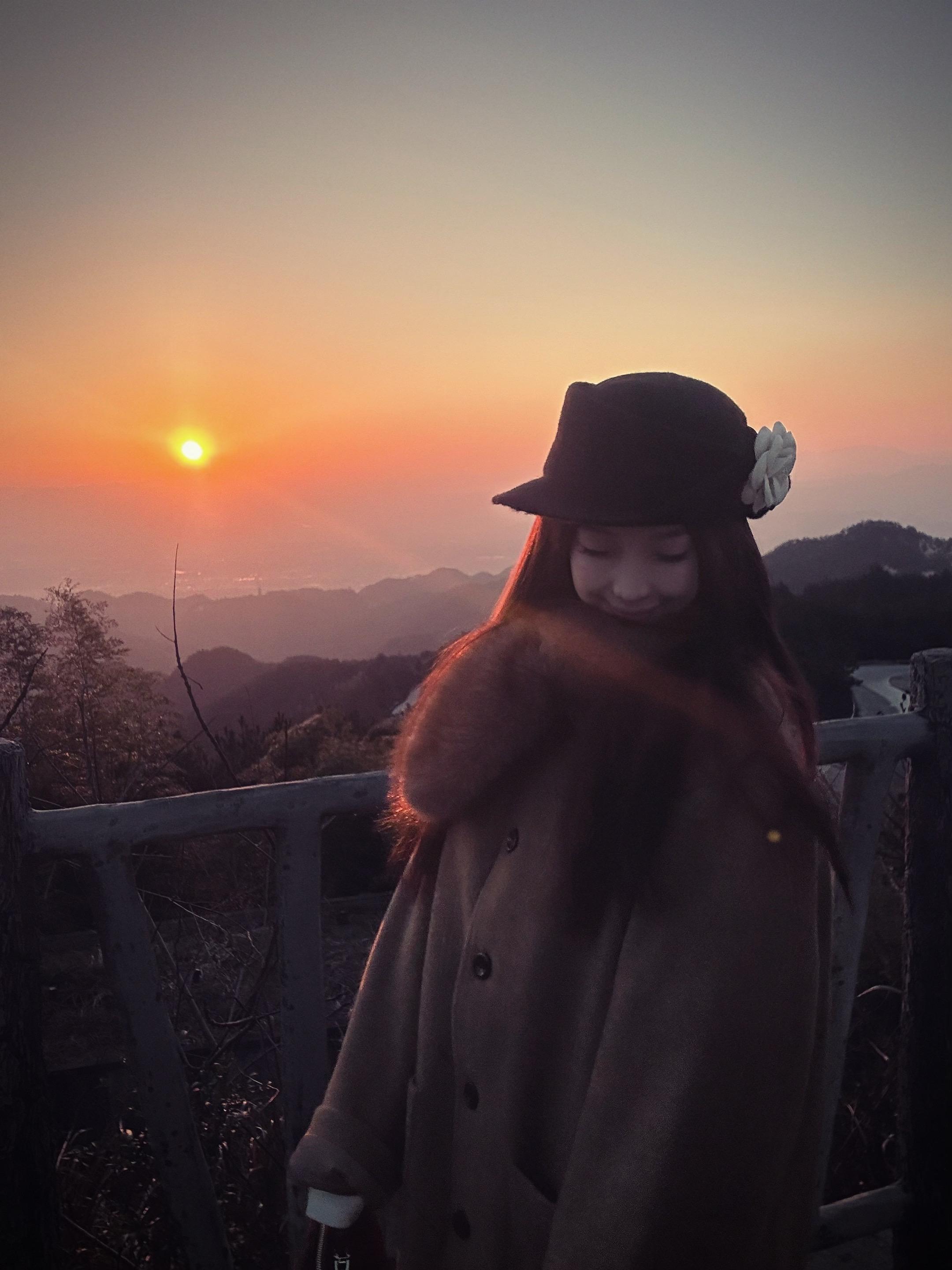 被你牵着的手是不可能的画面。