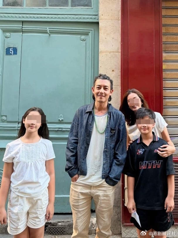 現年45歲的陳冠希（Edison），自從走入家庭後便褪去昔日的銳氣，徹底轉型為愛