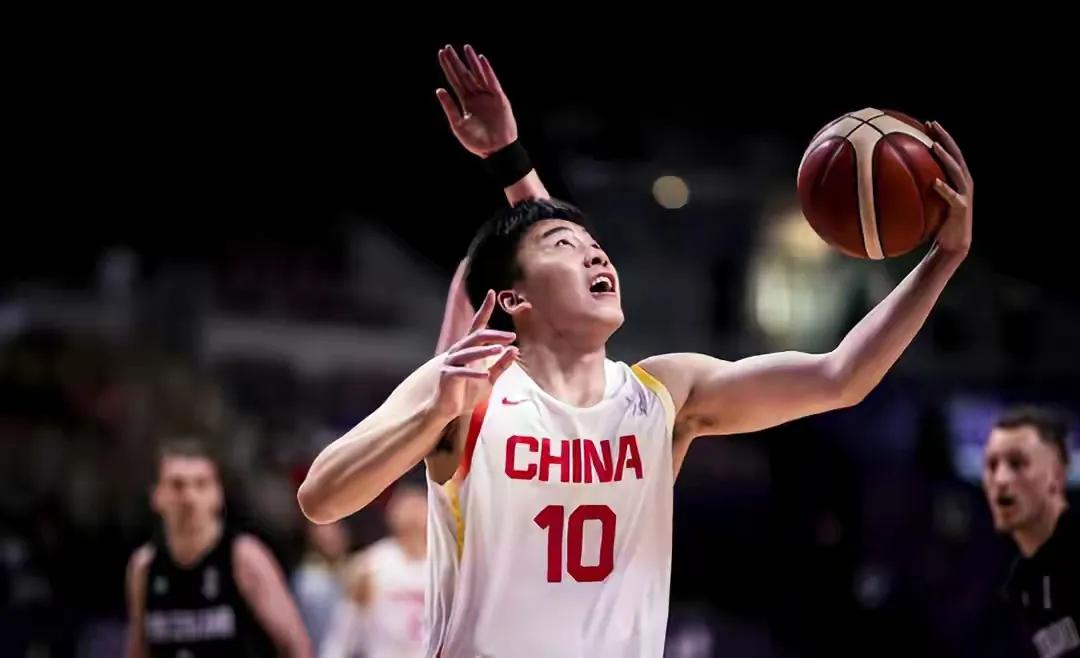 逆转！开门红到手！中国男篮苦战塞尔维亚俱乐部，落后局面强势翻盘，年轻小将打出惊艳