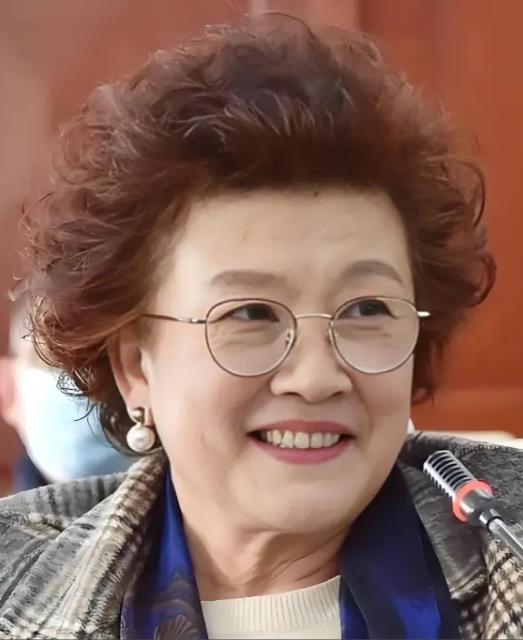 75岁的宋春丽没有亲生骨肉，养了 20 年的亲侄子，现在每个月固定给她转两万生活