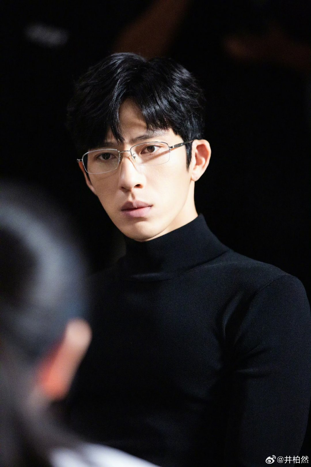 井柏然井柏然高领黑色毛衣搭配金丝眼镜完全取向狙击，果然高领黑毛衣男人最好的医美