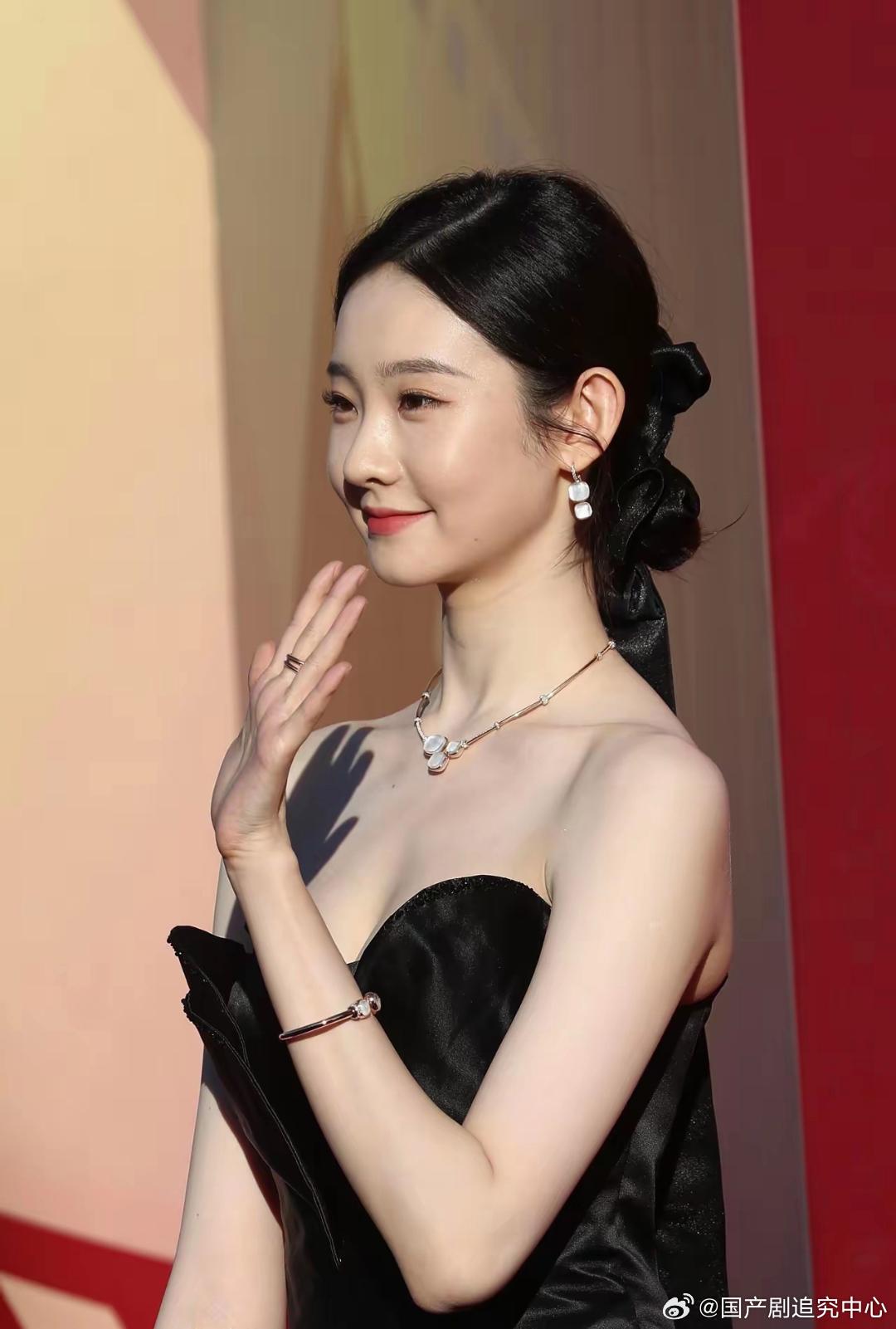 张艺凡的长相，不是那种一眼惊艳的类型，但是巨抗老。 