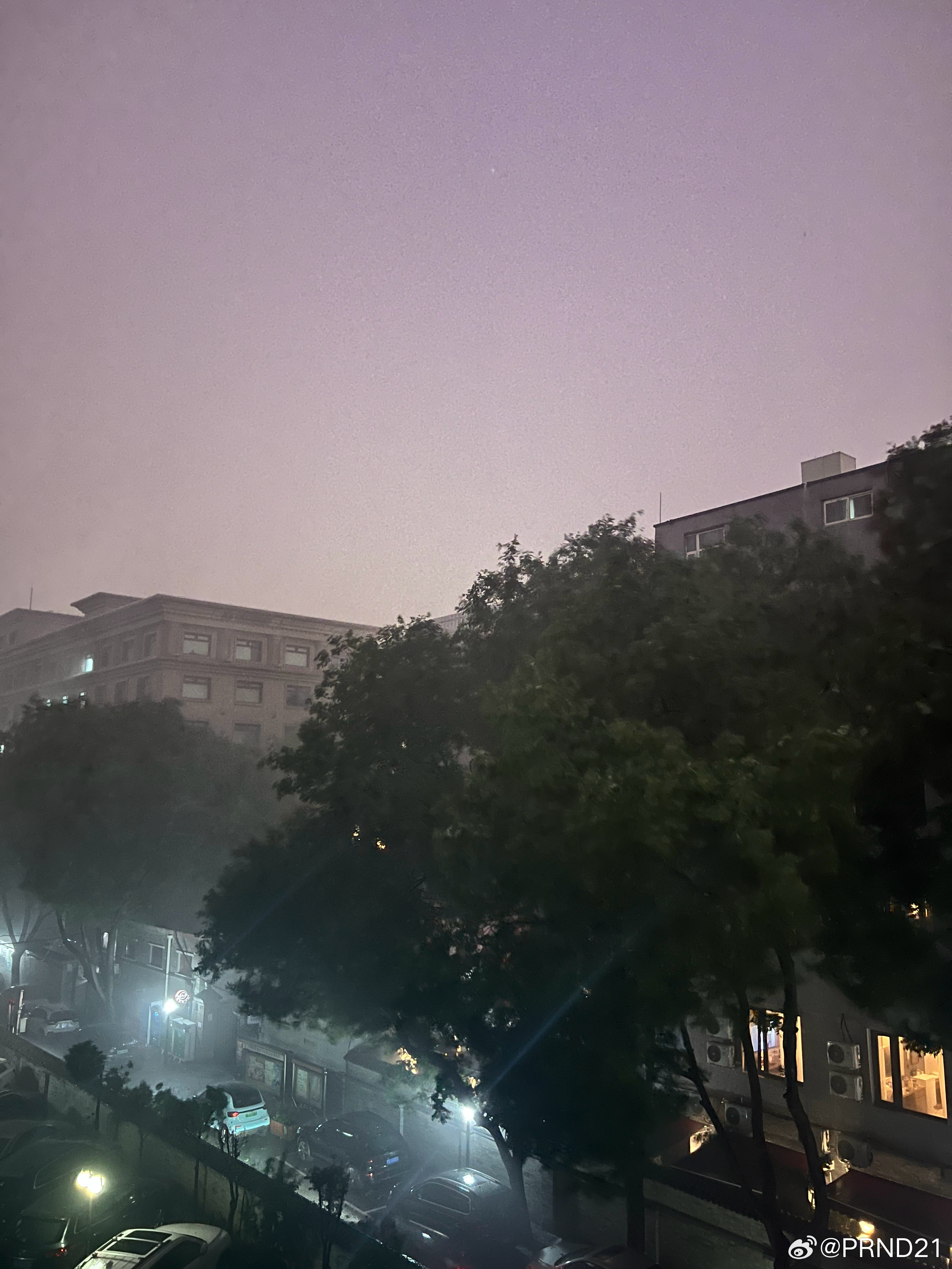 北京冰雹 刚才雨piapia的还挺凶，不过冰雹似乎这次又不在市区…… 