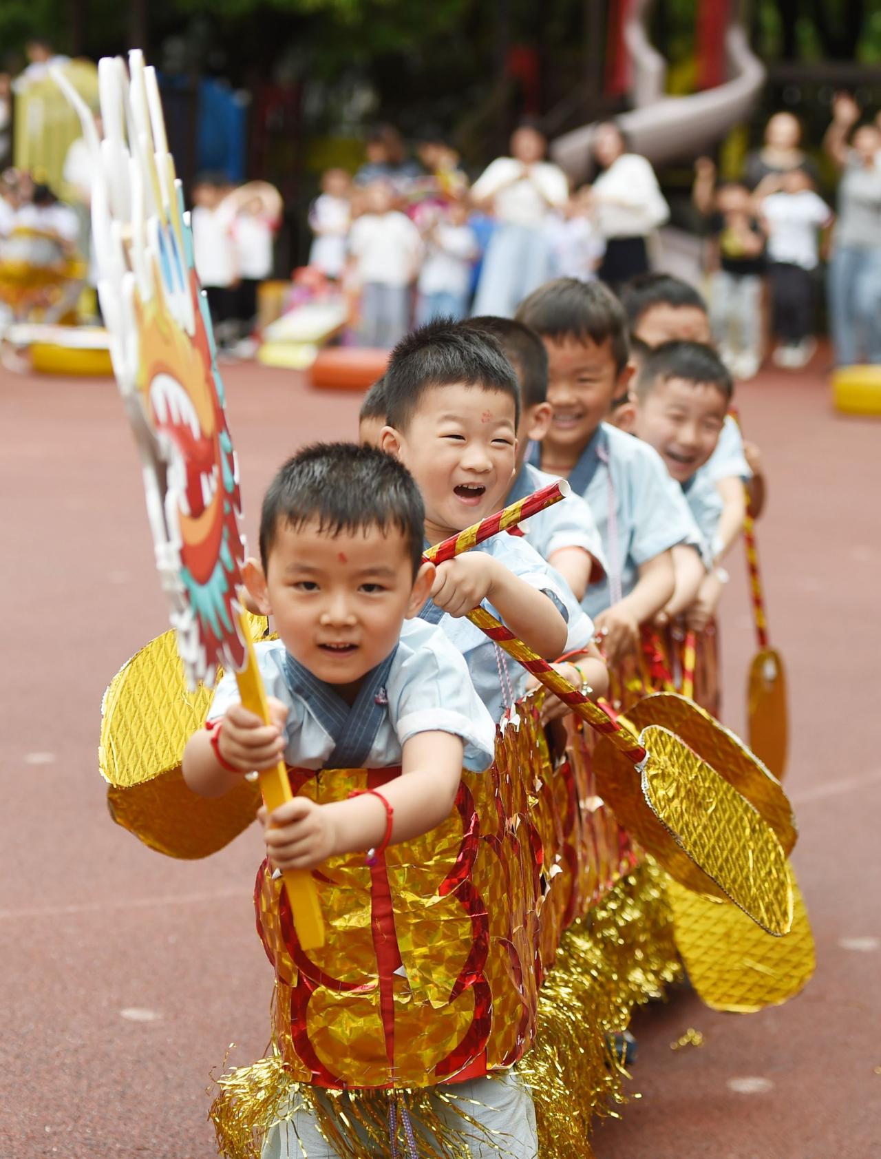 从古至今，孩子姓啥，都不是问题呀，当然都跟爹一个姓，谁要问你儿子女儿姓啥？那不是