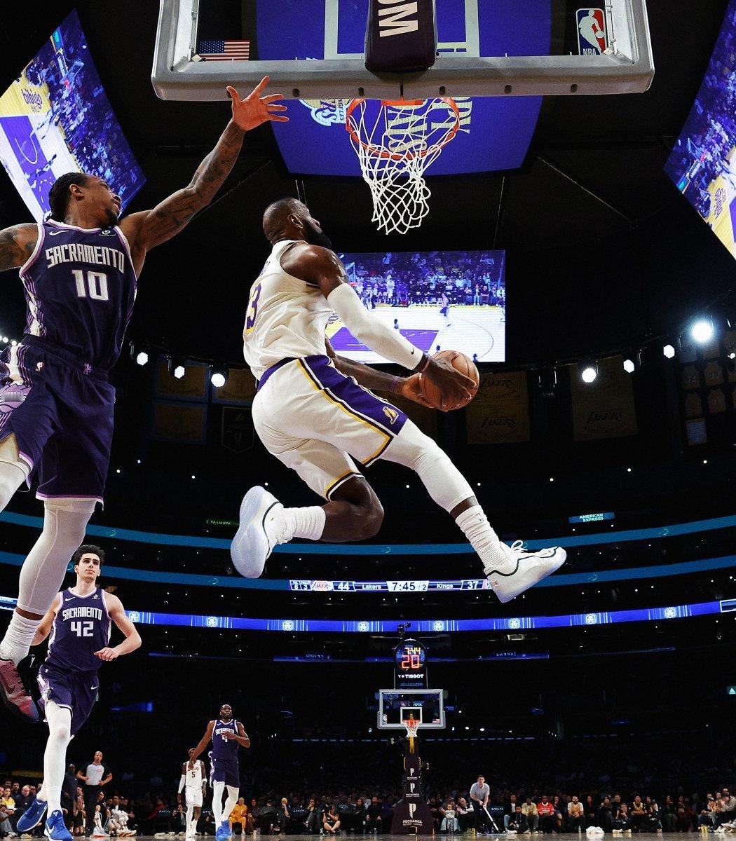 翱翔四十载🛫NBA官方回顾老詹本场比赛的扣篮时刻😤湖人战胜国王詹姆斯今天扣爽