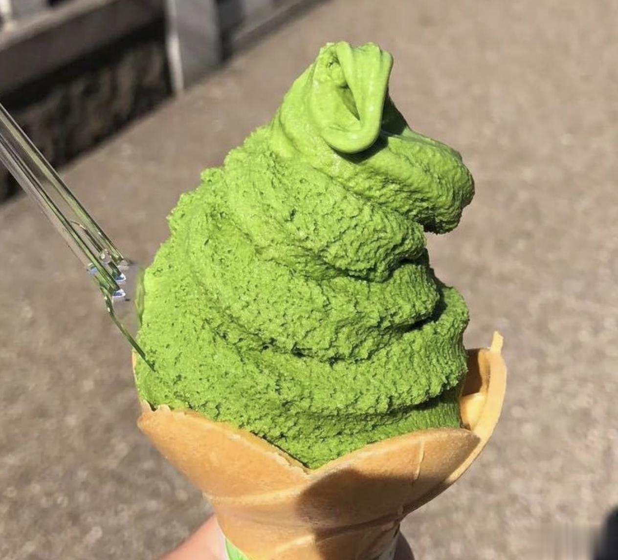 小宝去冰淇凌店，点单的时候忽然看到图上有个冰淇凌标着重量是“100克”。小宝忿忿