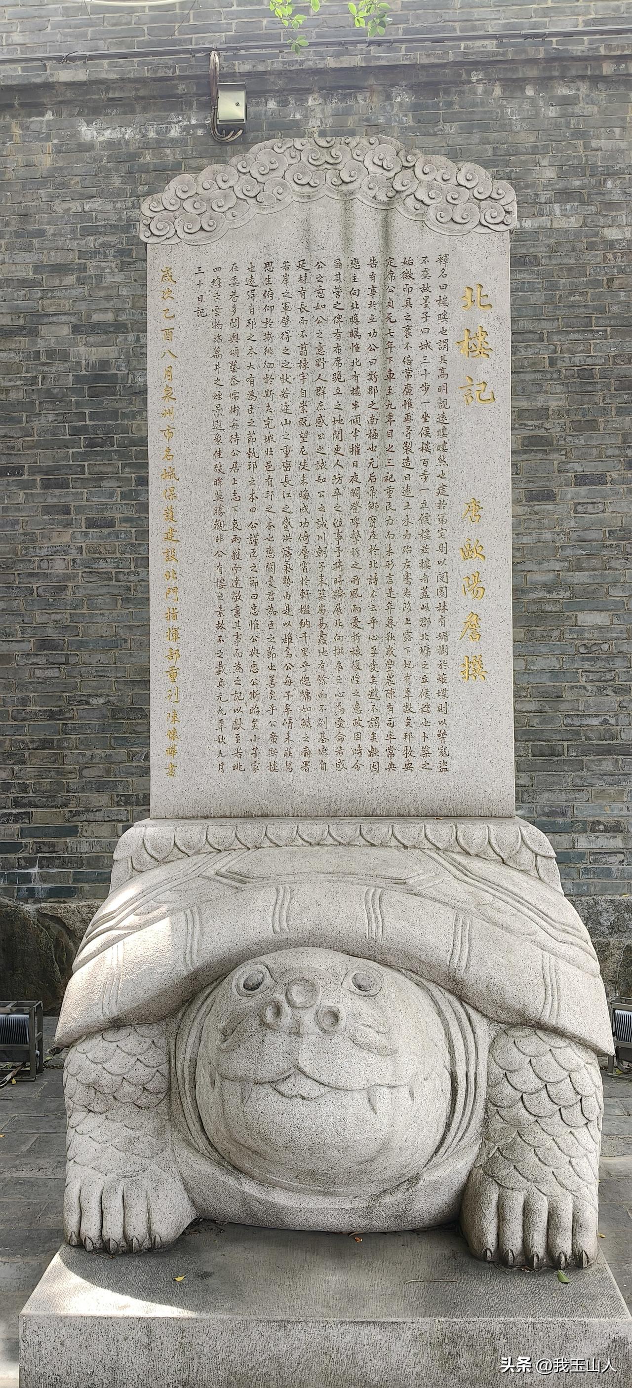 “神仙挤在树丫间，一缕清香以此延。最是闽南风俗厚，枝枝叶叶总通仙。”这首小诗，恰