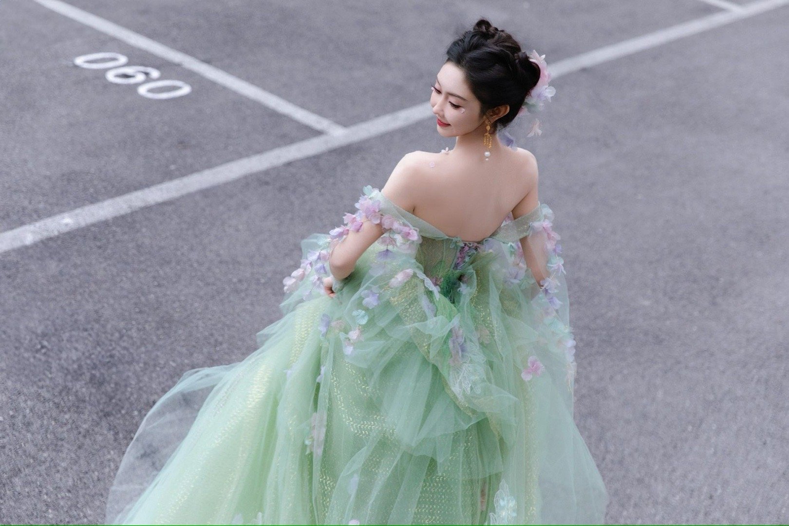 宣璐绿野精灵 看到宣璐这身造型终于懂了什么叫“美成精灵”！🌿 绿裙摇曳生花，仿