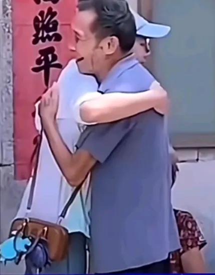 婵宝拥抱爷爷这一刻被暖到了!
奥运比完赛这么久，
婵宝终于和家人团聚了，
见到爷