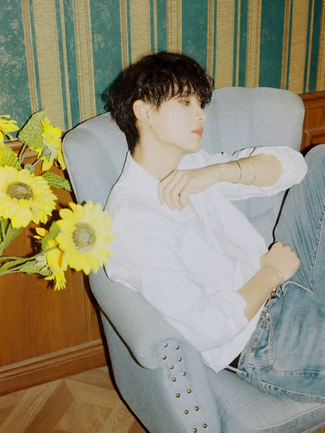 姚琛生日撕拉片姚琛拍撕拉片好权威谁能看出来姚琛已经28岁了啊这次生日释出的撕拉片