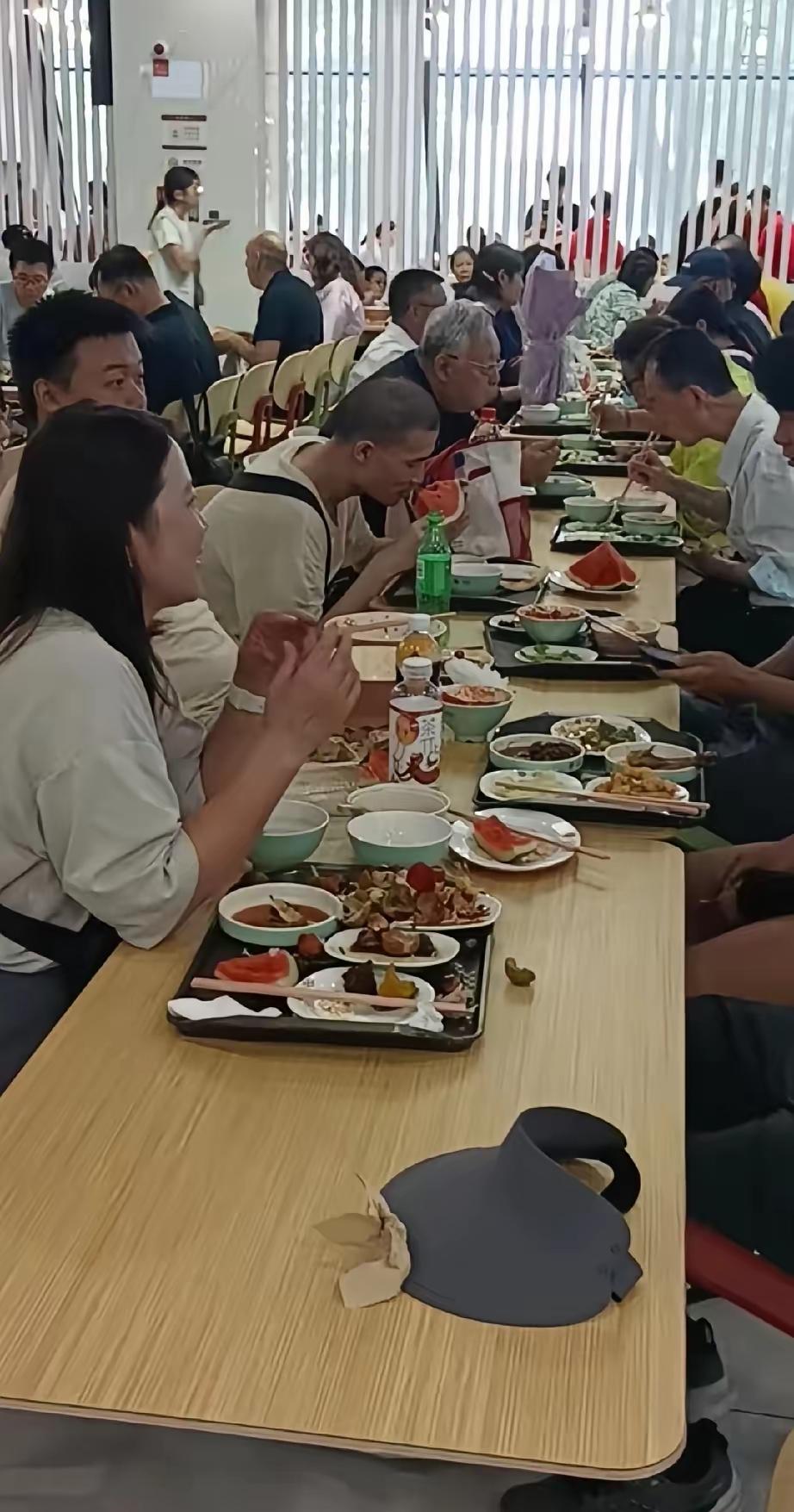 韦东奕真的是一位为他人着想的北大副教授
 
韦东奕真的是一位为他人着想的北大副教