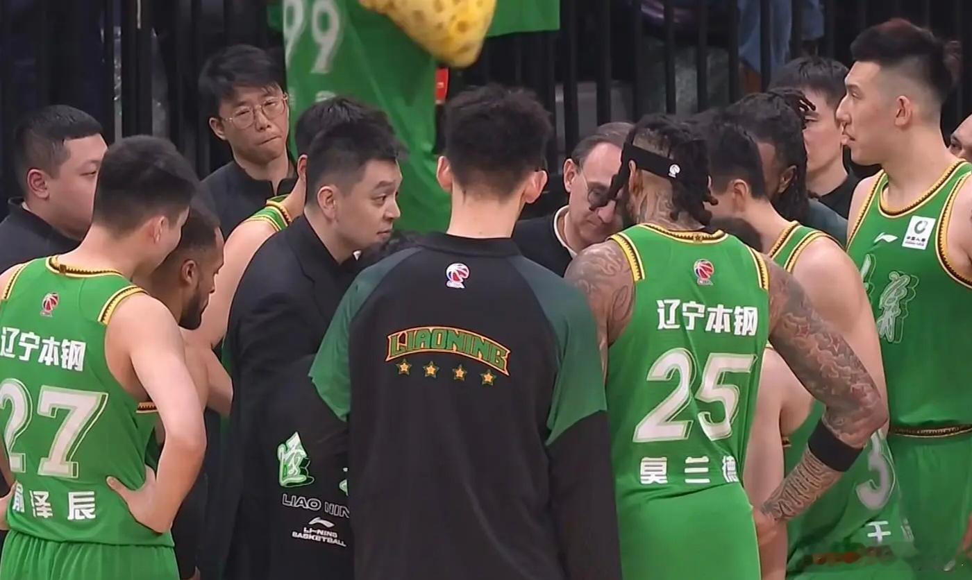 不夸张的说现在辽宁队真的到了至暗时刻，比赛赢不了，老将歇不了，新人也不练，成绩又