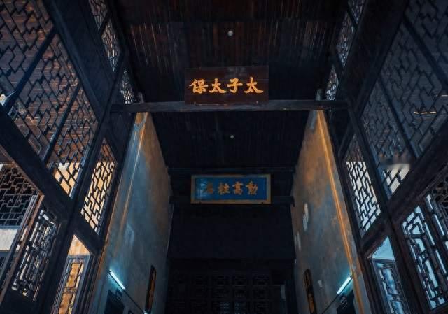 标题：曾国藩：考了七次才中秀才，他却靠“笨”成了半个圣人