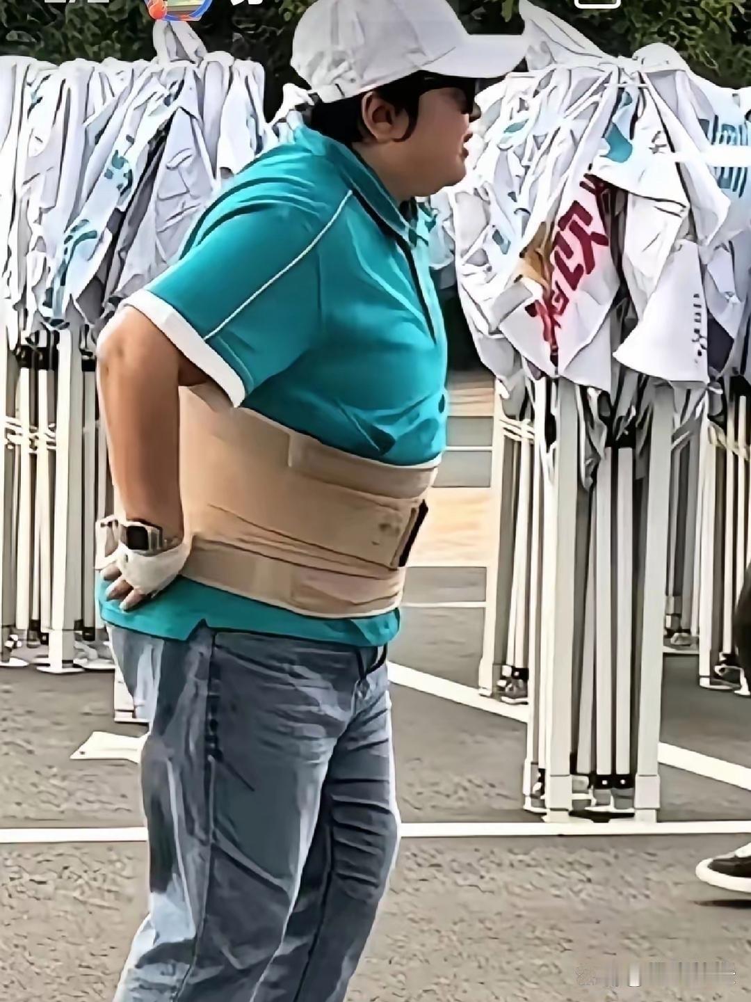 韩红真的让人看不懂了，这次去内蒙做公益，带了那么多三甲医院的医生，腰疼让他们给看