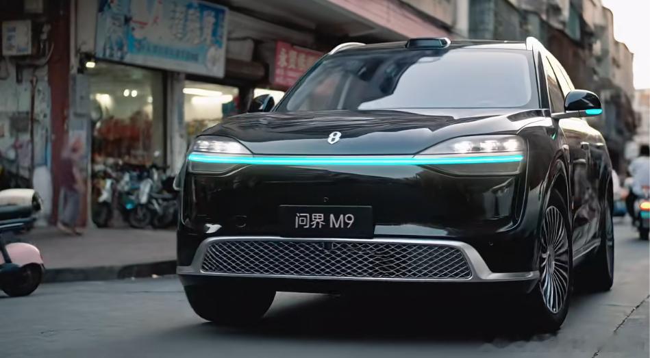 AI的新款问界M9大蓝灯，前脸看着有点怪，和实车不太一样，改款霸气一些，实车下周
