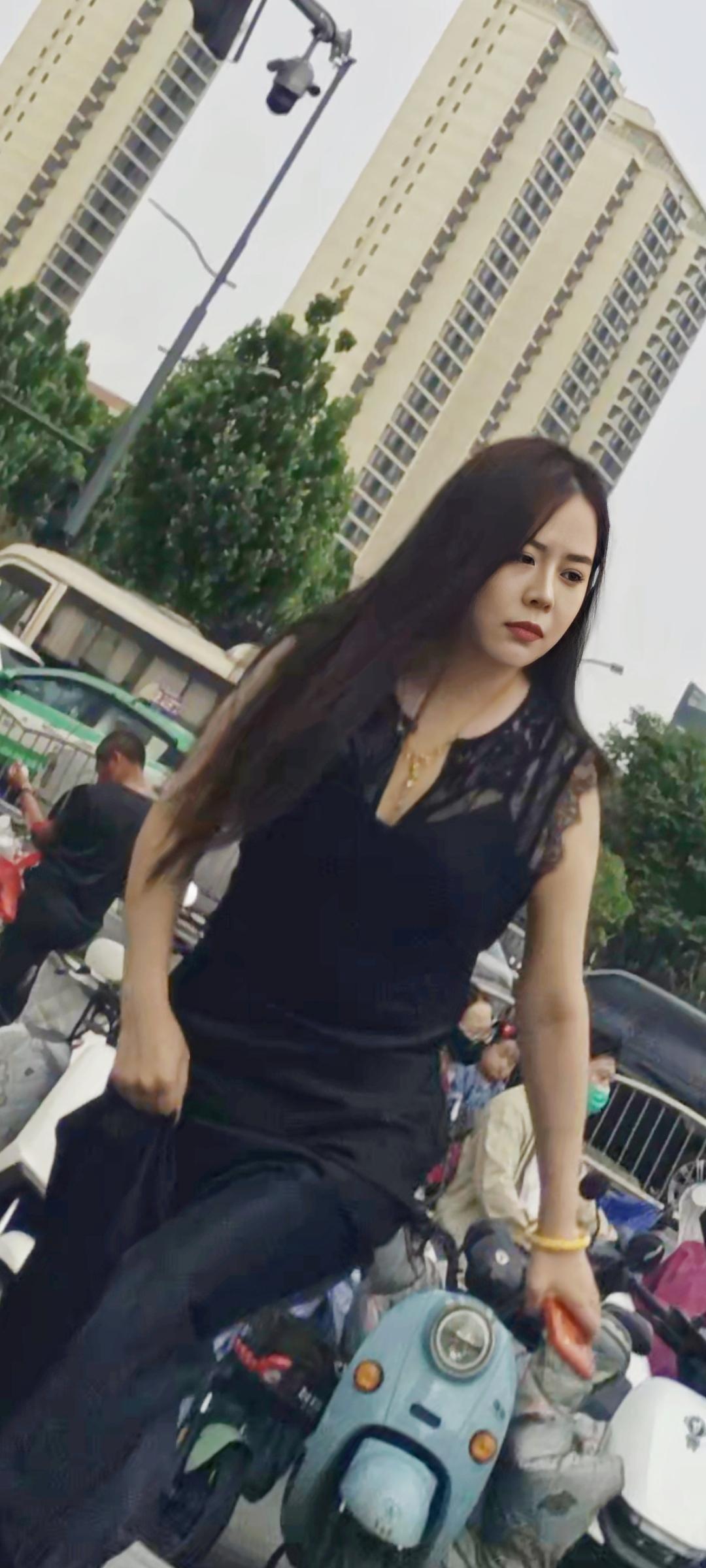 哇打瓜叉的女孩儿们分享街拍美景 街拍美女