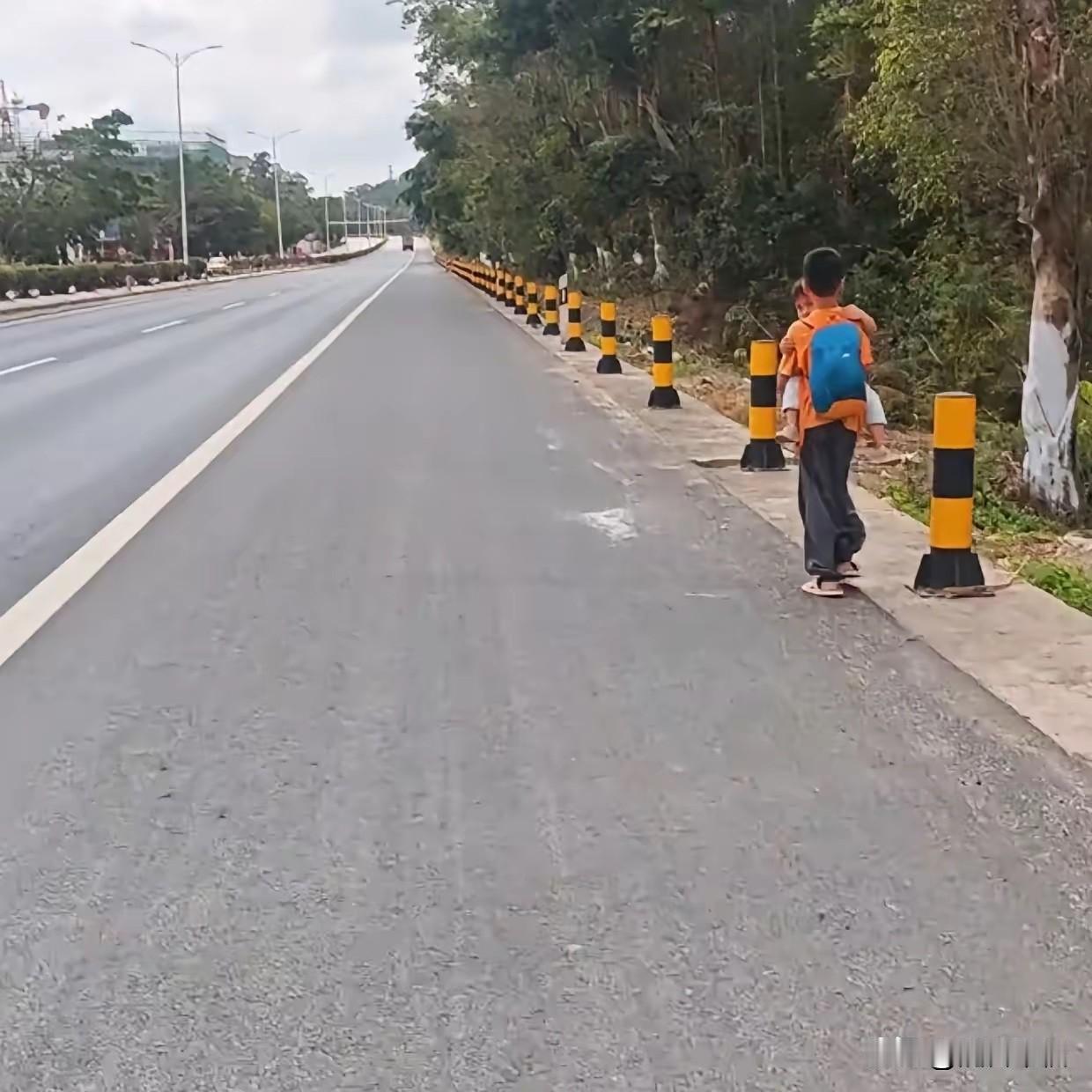 都说长兄如父，一位广东的骑行博主在今年的2月份，在国道公路上看到一个小男孩抱着一