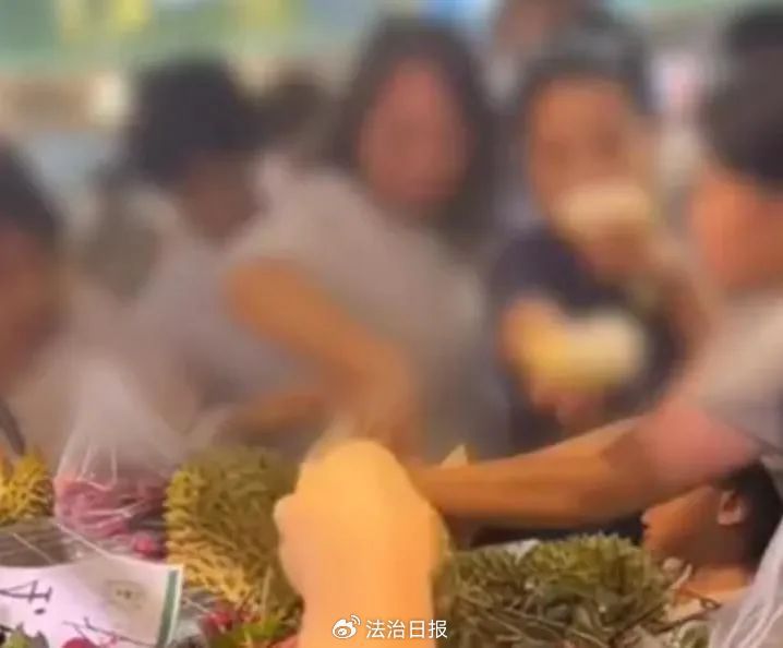 【#河北一超市多名顾客强行开榴莲试吃#，违法吗？】据《法治日报》报道，近日，河北