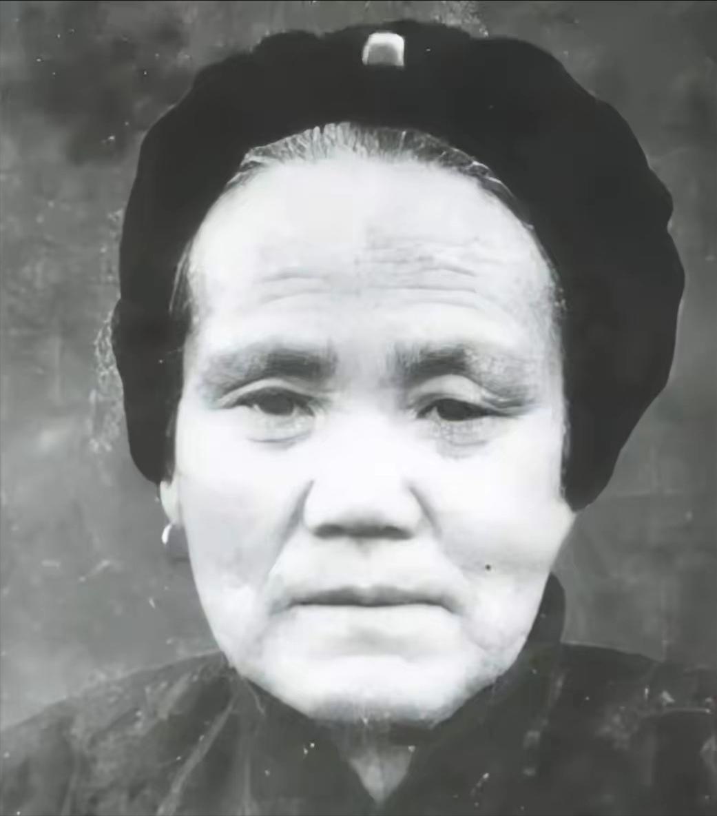 [太阳]1949年秋天，密云猪头岭村的邓玉芬正在地里收红薯。58岁的她腰弯得很低