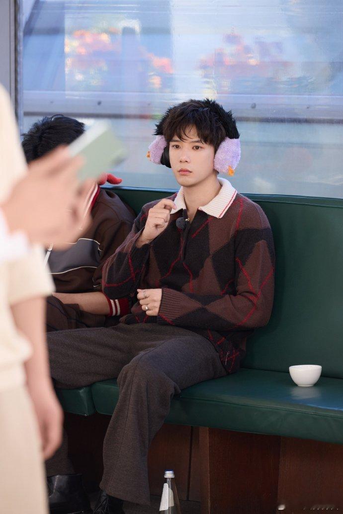 王安宇简直就是宠粉天花板呀！安宇啊，你的摔倒技巧比你的演技还要精湛呢！ 摔得底朝