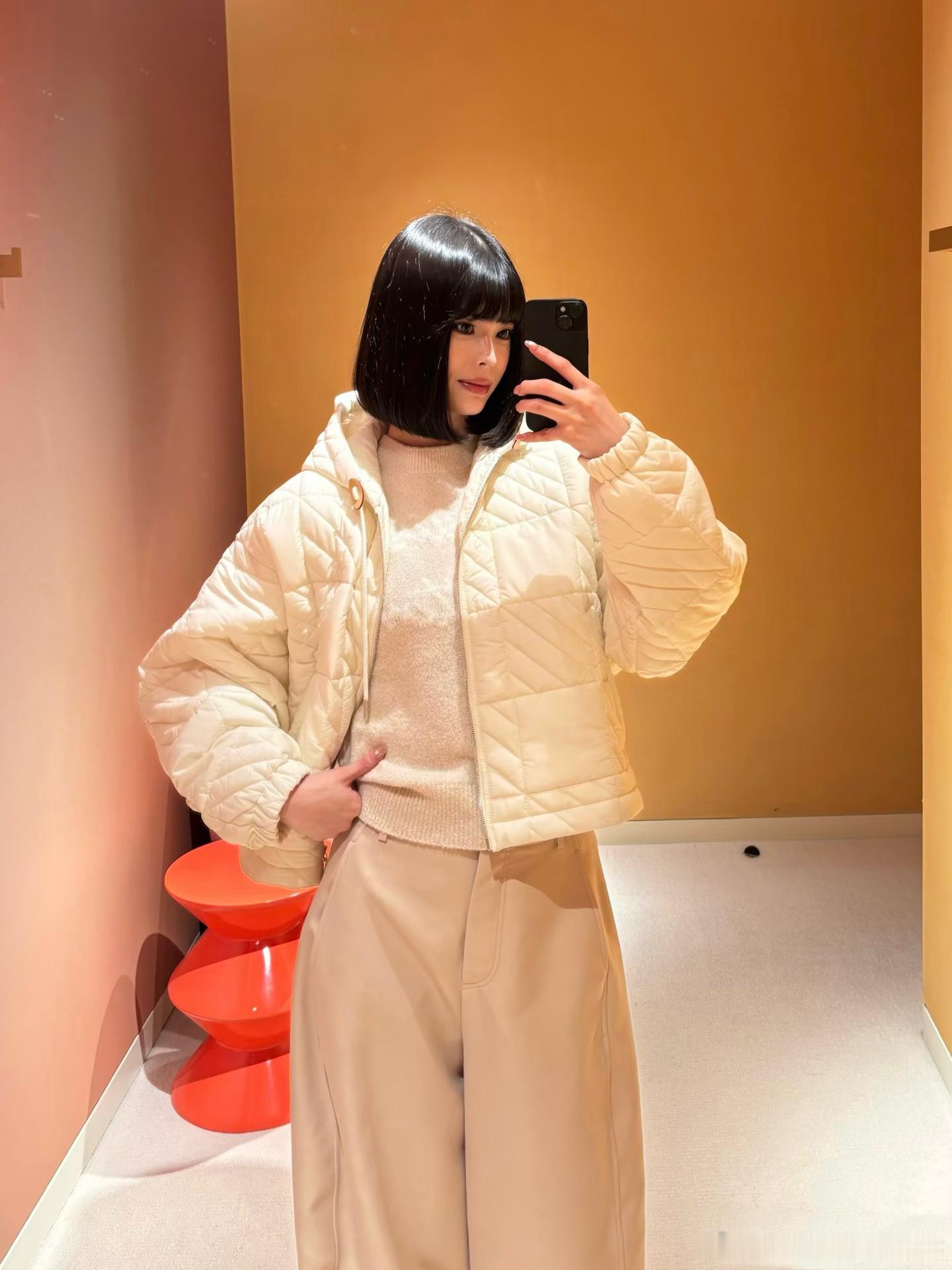 L*V奶白色短款棉服，菱格绗缝工艺让整件衣服自带结构感，上身不软塌、不臃肿，轮廓