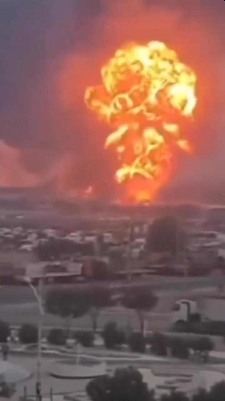 以色列直接袭击了也门的炼油厂，这些炼油厂用于为当地民众发电。
目前，以色列正在攻