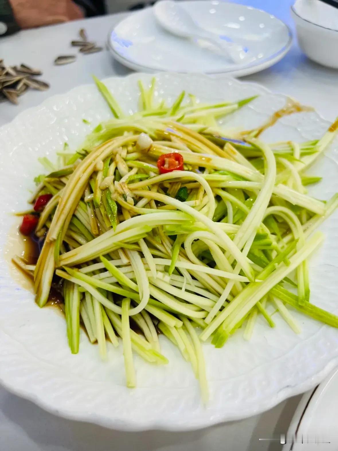 杭州八卦新村的一家小馆子，头条上看见有姐妹在发，就去试试。

一进门，老板就超热