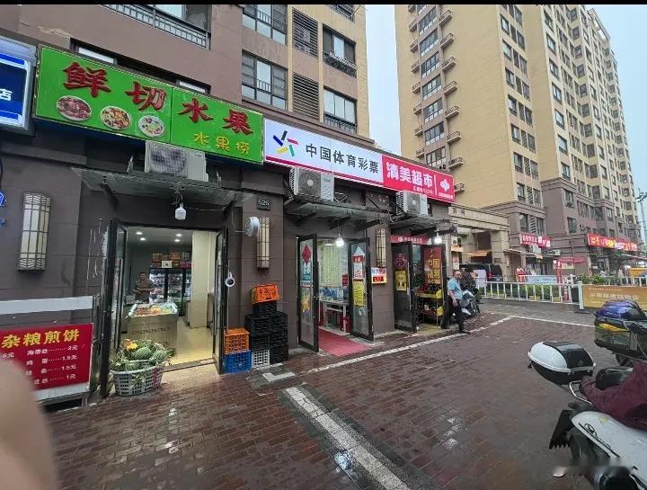 有些人做生意，目光太短浅了，注定要发不了发财！
我们小区旁边有个超市，卖些米面粮