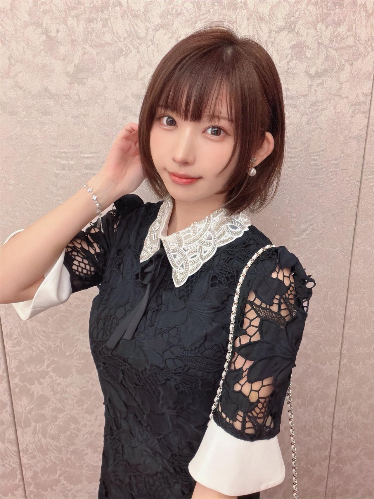 花间美人笑，锦衣华发间。